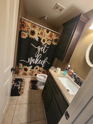 Jetted bath, towels, toilet paper - Quaint 2-bedroom house with balcony that serves as another bedroon. (Dadeville)