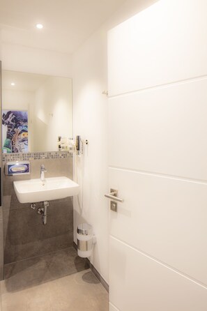 Deluxe szoba kétszemélyes ággyal, privát fürdőszoba | Fürdőszoba