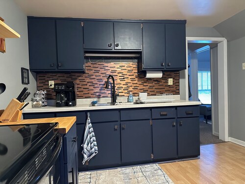 NEW!! Comfortable 2-bedroom apartment in Ishpeming - close to downtown amenities