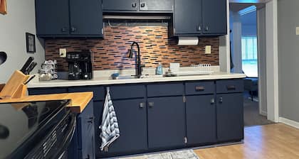 NEW!! Comfortable 2-bedroom apartment in Ishpeming - close to downtown amenities