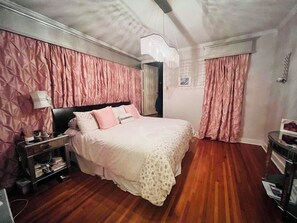 3 bedrooms, Internet, bed sheets - 3 bedroom/2.5 Bath Mardi Gras Gem 1 mile from the Parades (New Orleans)