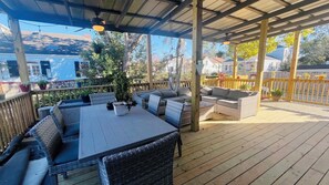 Outdoor dining - 3 bedroom/2.5 Bath Mardi Gras Gem 1 mile from the Parades (New Orleans)