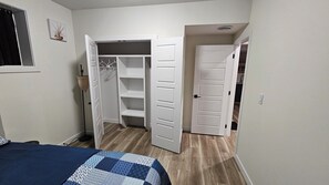 1 slaapkamer, een strijkplank/strijkijzer, wifi, beddengoed