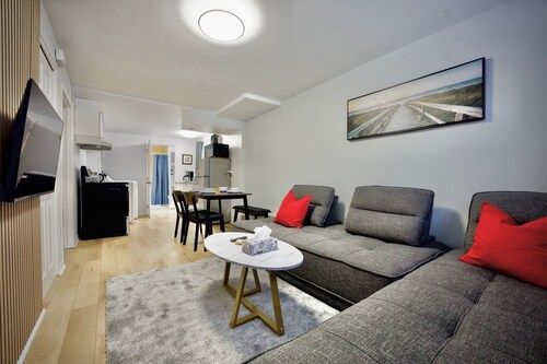 Modern, cozy, 5 min walk to Metro, Place Bell, Free Parking