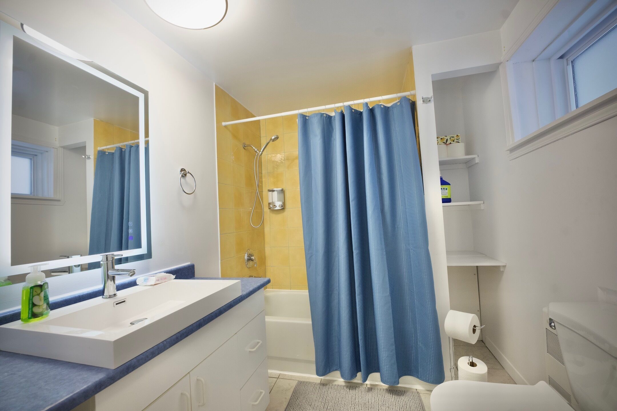 Séchoir à cheveux, serviettes fournies, savon, papier de toilette