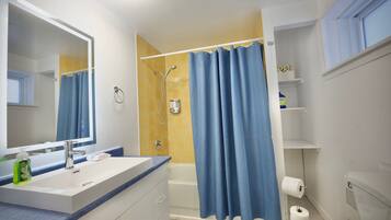 Séchoir à cheveux, serviettes fournies, savon, papier de toilette