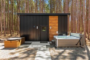 Outdoor spa tub - The Dream House Retreat (Necedah)