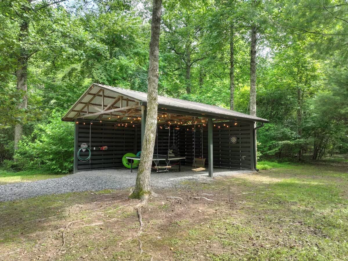 Eine rustikale Holzhütte mit Veranda, Lichterkette und Hängematte.