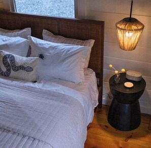 3 bedrooms, travel cot, WiFi, bed sheets - Cub Camp - Creekfront Cabin w/ Hot Tub, Fire Pit & Game Barn (Cherry Log)