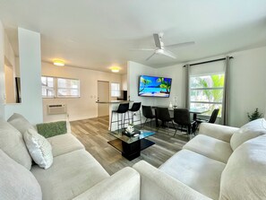 Smart TV, books - 2301/U2-Serene-Beachfront-1-bedroom-apt w/-AC-in-Fort-Lauderdale (Fort Lauderdale)