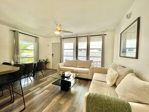Smart TV, books - 2301/U2-Serene-Beachfront-1-bedroom-apt w/-AC-in-Fort-Lauderdale (Fort Lauderdale)