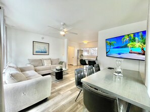 Smart TV, books - 2301/U2-Serene-Beachfront-1-bedroom-apt w/-AC-in-Fort-Lauderdale (Fort Lauderdale)