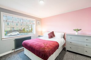 2 chambres, fer et planche à repasser, Wi-Fi, draps fournis