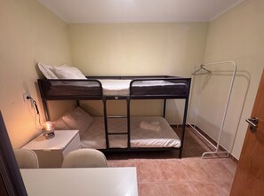 2 sovrum, skrivbord, strykjärn/strykbräda och gratis wi-fi