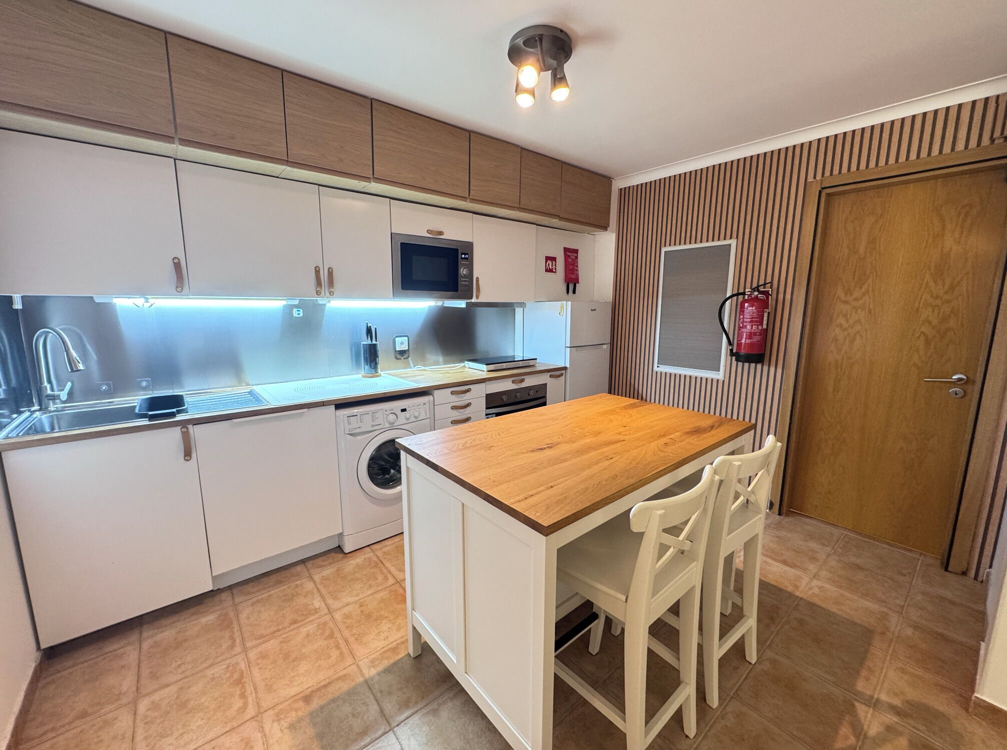 Kylskåp, mikrovågsugn, ugn och spishäll