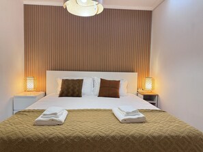 2 quartos, escrivaninha, ferros/tábuas de passar roupa