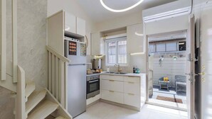 Eine moderne Küche mit Einbauofen, Kühlschrank und Spüle.
