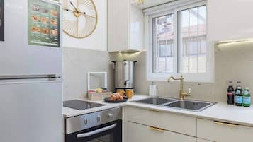 Fridge, oven, stovetop