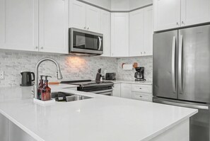 Køleskab, mikrobølgeovn, ovn, kogeplade