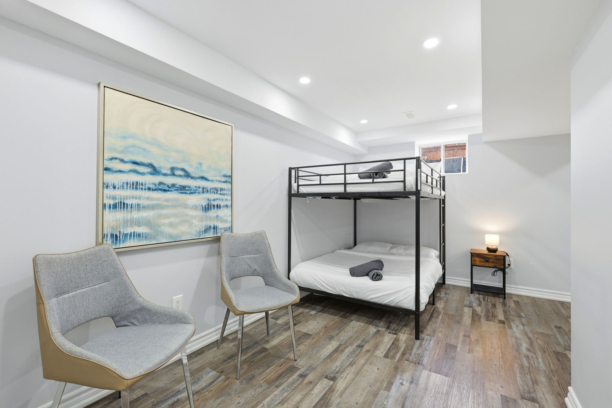 4 bedrooms, desk, iron/ironing board, free WiFi