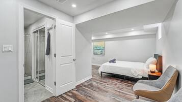 4 bedrooms, desk, iron/ironing board, free WiFi
