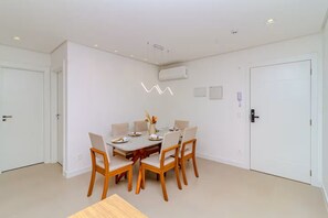 Comfort-Apartment, Stadtblick | Speisen
