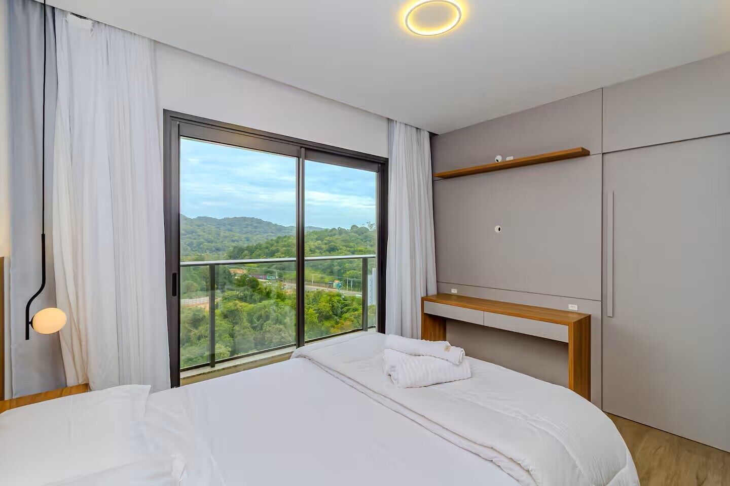 Căn hộ tiện nghi đơn giản, quang cảnh thành phố | Truy cập Internet không dây miễn phí 