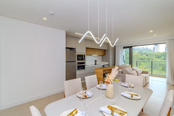 Comfort Apartment, City View | Dining