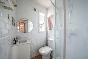 Shower, towels, soap, toilet paper - Cosy and Comfortable Apartment in Paris Center (Paris)