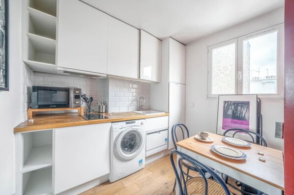 Private kitchen - Cosy and Comfortable Apartment in Paris Center (Paris)