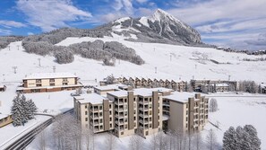 【Exterior in Winter】The Plaza at Woodcreek — Mt. Express shuttle stops at the door - Plaza 538 at Woodcreek — 100 Yds to Silver Queen | 2 Kings | Crested Butte (Crested Butte)
