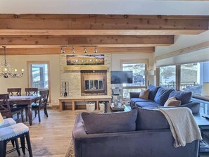 Televisión, chimenea y oficina 