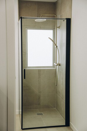 Shower, hair dryer, towels, soap - Sunny Apartment near Turia Park, Valencia (València)