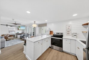 Fridge, microwave, oven, stovetop - Emerald Inlet at Pinnacle Port (Panama City Beach)