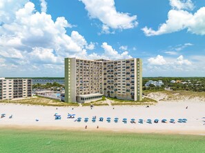 Un hôtel de grande hauteur doté de nombreux balcons, situé en bord de mer et offrant une vue sur l’océan.
