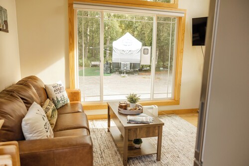 Terrific 2-bedroom Cabin on Kenai River in the pleasant town of Soldotna