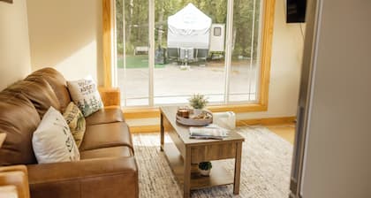 Terrific 2-bedroom Cabin on Kenai River in the pleasant town of Soldotna