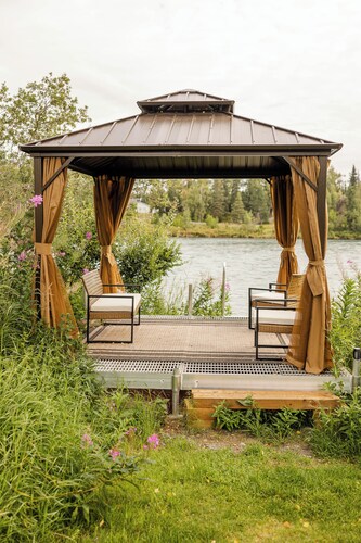 Terrific 2-bedroom Cabin on Kenai River in the pleasant town of Soldotna