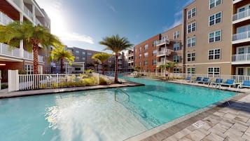 Piscina externa, espreguiçadeiras