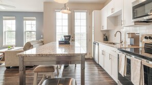 Apartamento (1 Bedroom) | Cozinha privada | Geladeira, micro-ondas, fogão, cooktop