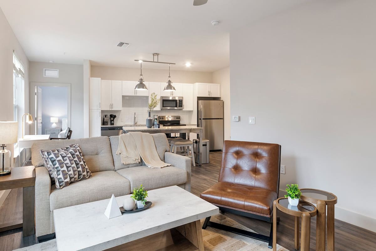 Căn hộ (2 Bedrooms) | Khu phòng khách | Smart TV 50-inch có truyền hình kỹ thuật số