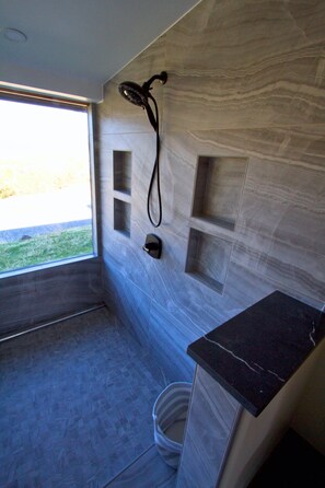 Douche, serviettes fournies, savon, papier toilette