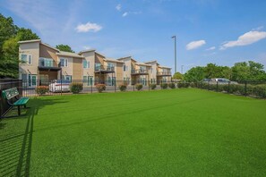 Exterior - Landing Spectacular 1bd, Courtyard (Springfield)