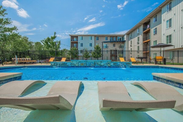 Landing Spectacular 1bd, Courtyard - Dickerson Park Zoo, Springfield