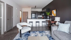 A modern apartment with a kitchen, dining area, and living room. - Landing Spectacular 1bd, Courtyard (Springfield)