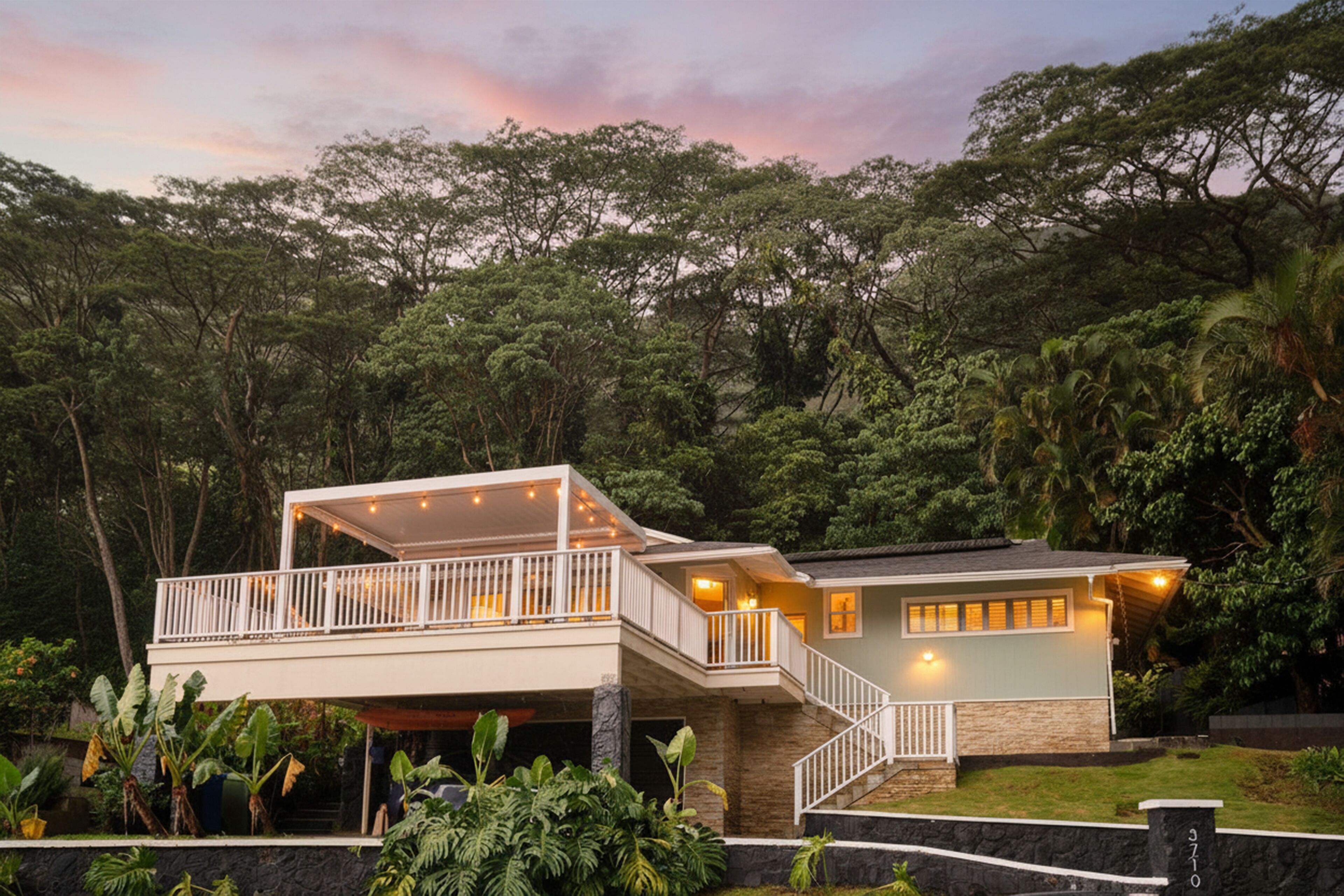 Rainbow Retreat 3bd, Hot Tub, Walk to Waterfalls, close to Waikiki.