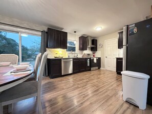 Paper towels - Coastal Country Vibes with Fenced Yard, Xbox, Air Hockey, 20 min from the beach! (Wilmington)