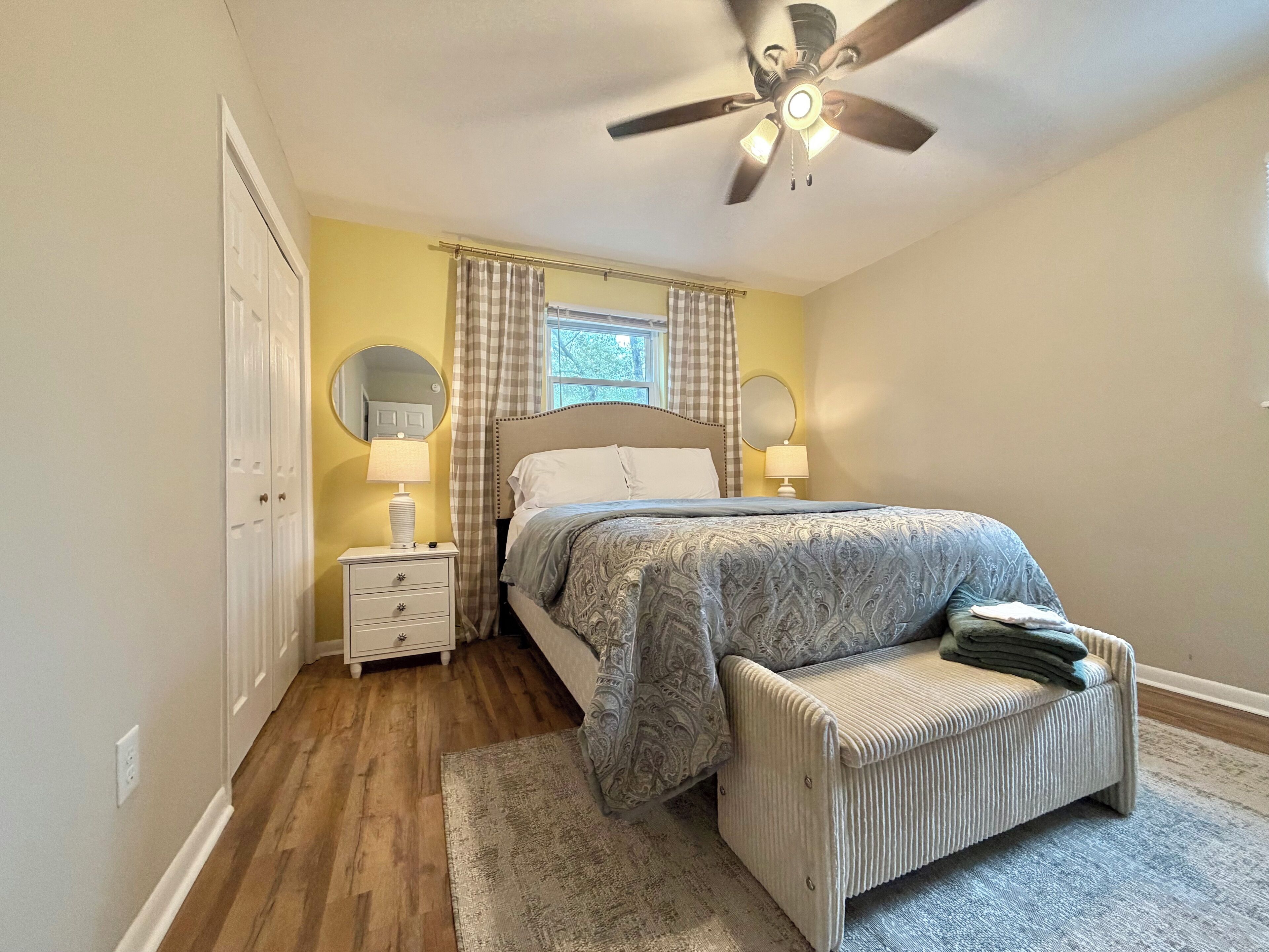 3 quartos, acesso à internet, roupa de cama