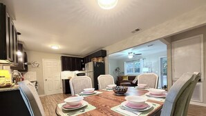 Comedor con una mesa redonda preparada para seis comensales, rodeada por seis sillas.
