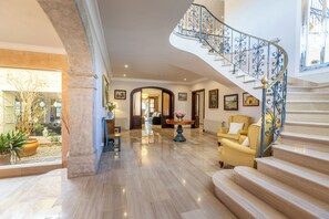 Interior - Villa Nobleza, private oasis with pool and gym just steps from downtown! (Selva)